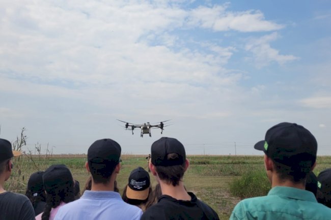 AgDrone-MT traz conhecimento e aproxima pessoas interessadas no uso de drones na agropecuária